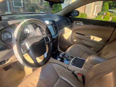 Used 2013 Chrysler 300 RWD image 9