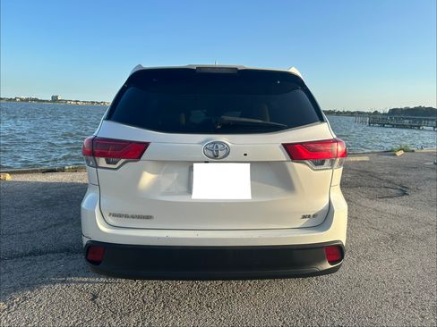 Used 2019 Toyota Highlander XLE FWD image 6