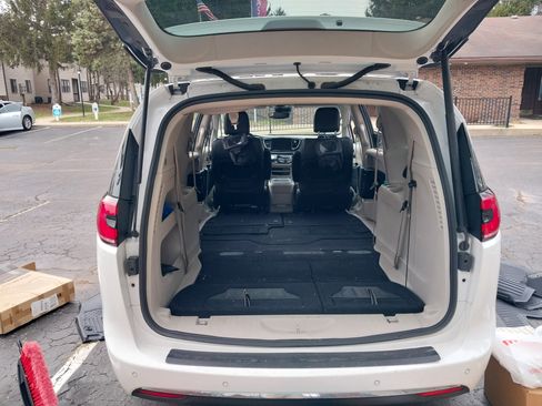 Used 2022 Chrysler Pacifica Touring-L image 13