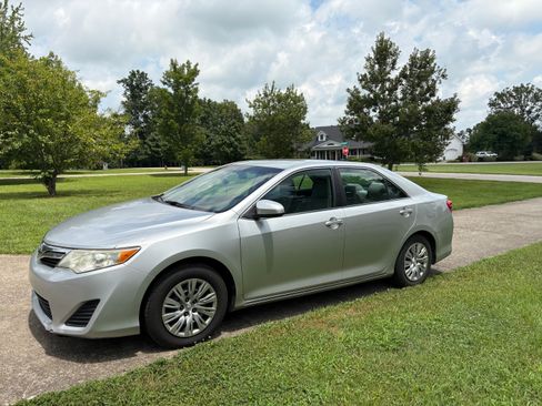 Used 2012 Toyota Camry LE FWD image 1