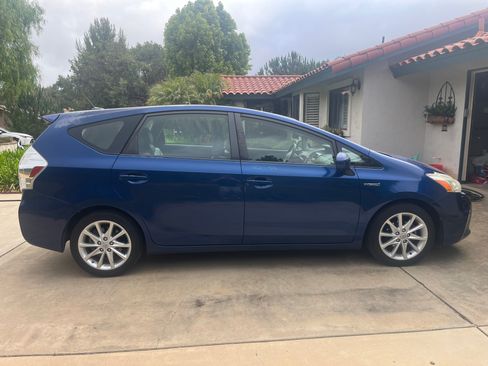 Used 2014 Toyota Prius V Five FWD image 5