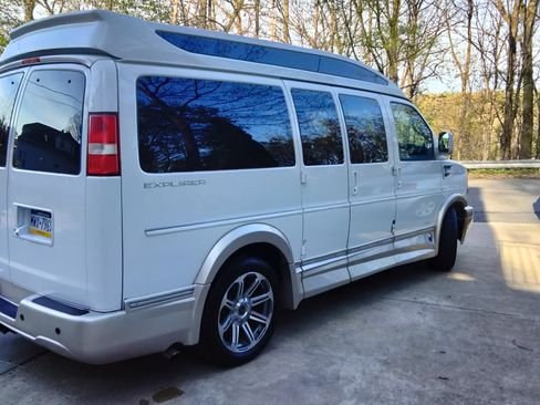 Used 2017 Chevrolet Express 2500 RWD image 4
