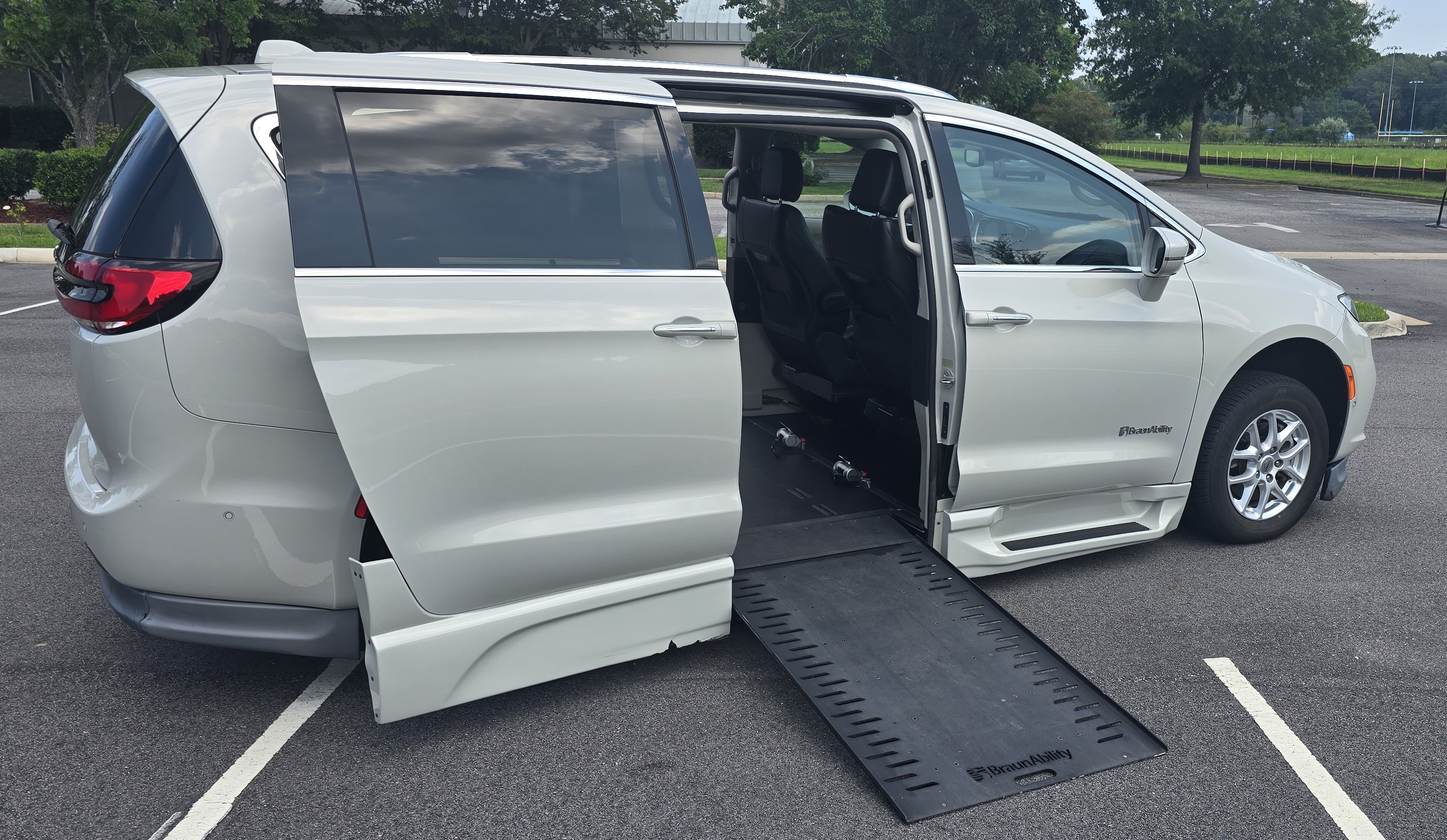 Used 2021 Chrysler Pacifica Touring-L w/ Premium & Safety Sphere Group FWD image 2