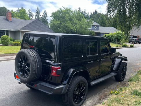 Used 2021 Jeep Wrangler Unlimited Sahara w/ Cold Weather Group image 5