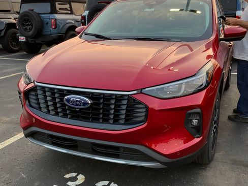 Used 2025 Ford Escape SE w/ PHEV Premium Package image 2