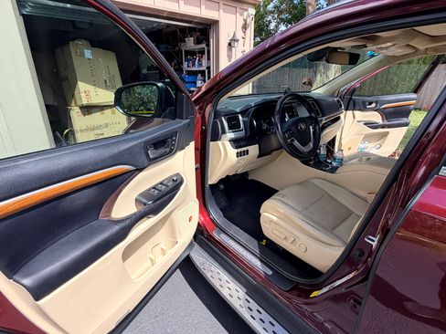 Used 2019 Toyota Highlander Limited Platinum FWD image 13