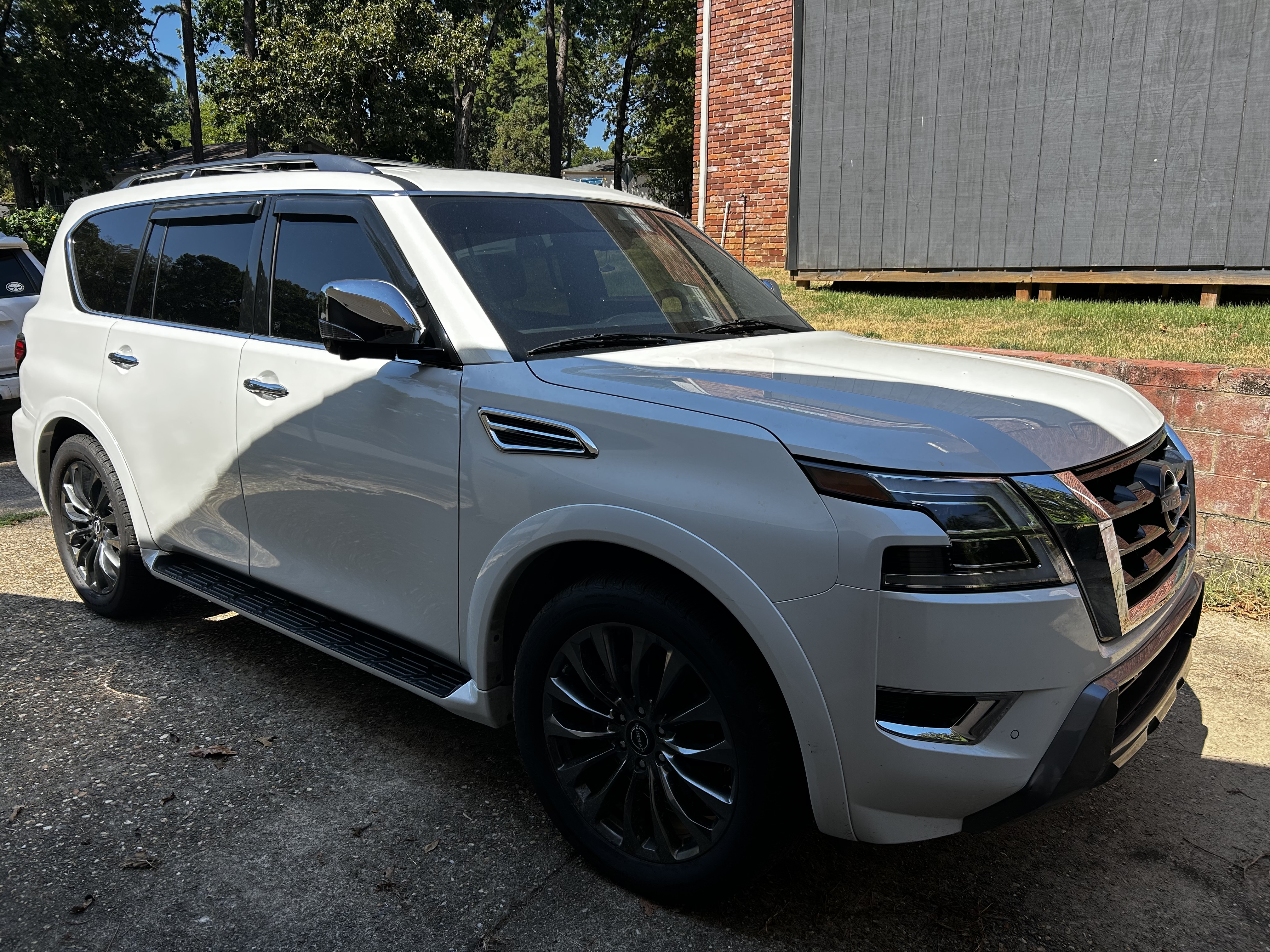 Used 2023 Nissan Armada Platinum w/ Captain's Chairs Package RWD image 1