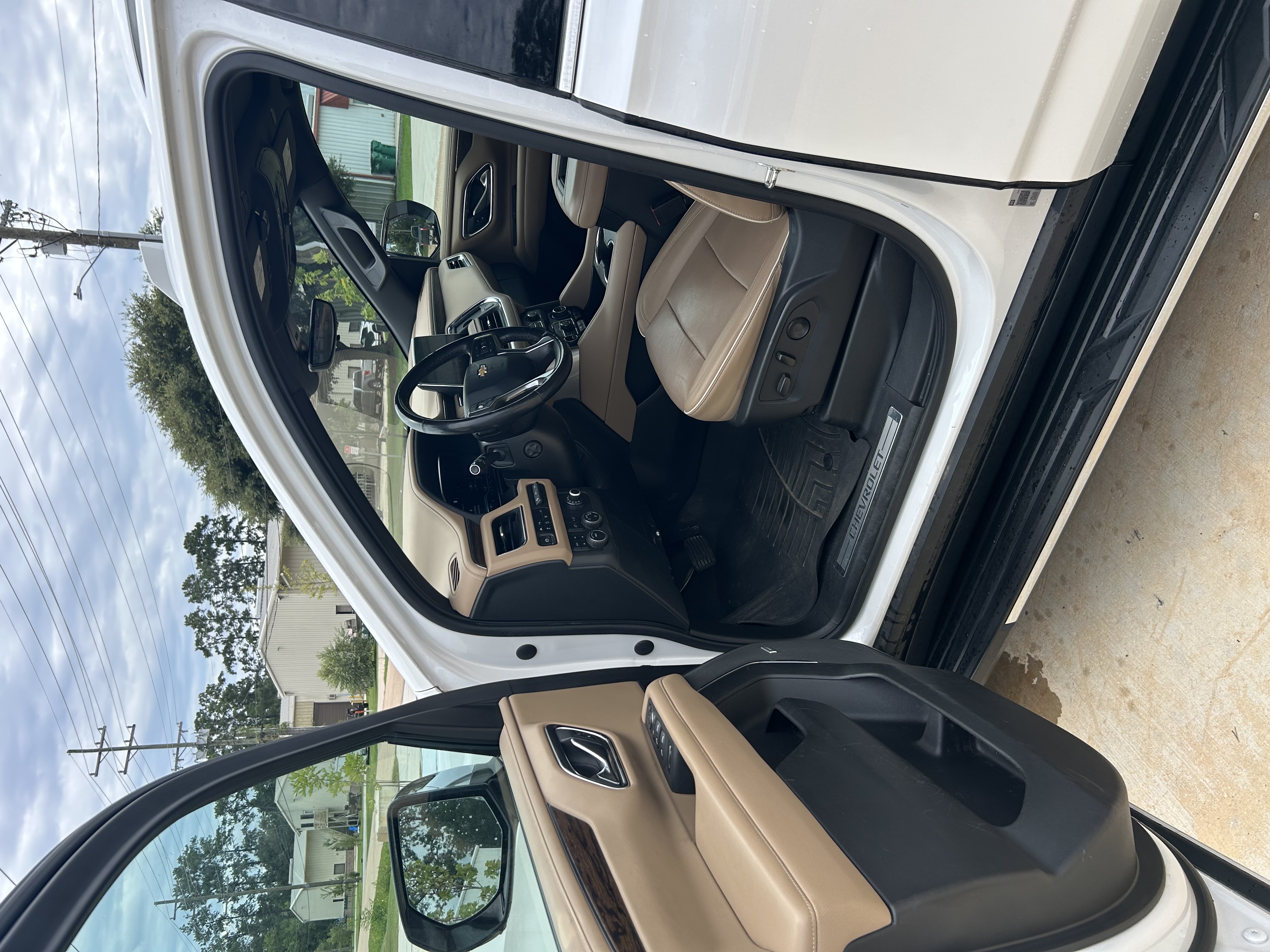 Used 2022 Chevrolet Suburban Premier w/ Premium Package 2 AWD/4WD image 10