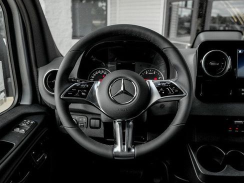 Used 2025 Mercedes-Benz Sprinter 2500 image 10