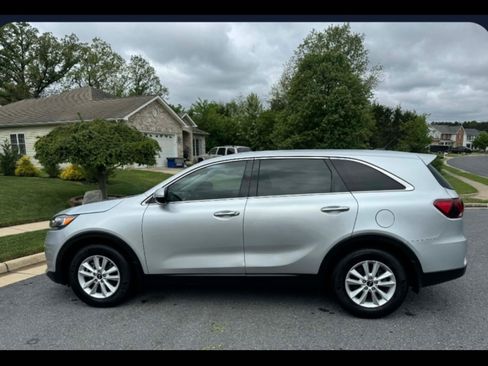 Used 2019 Kia Sorento FWD V6 image 2