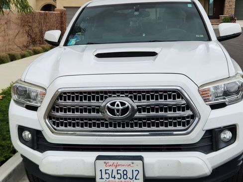 Used 2017 Toyota Tacoma TRD Sport w/ Tow Package image 2