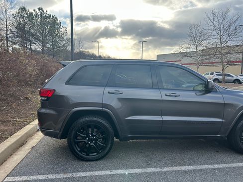 Used 2019 Jeep Grand Cherokee Altitude image 18