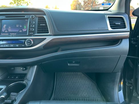 Used 2015 Toyota Highlander Limited image 8