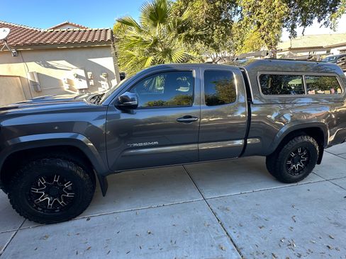 Used 2020 Toyota Tacoma TRD Sport image 6