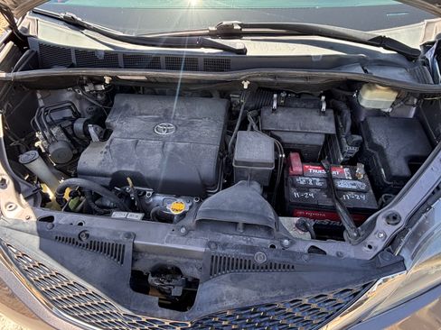 Used 2015 Toyota Sienna SE w/ SE Preferred Package FWD image 12