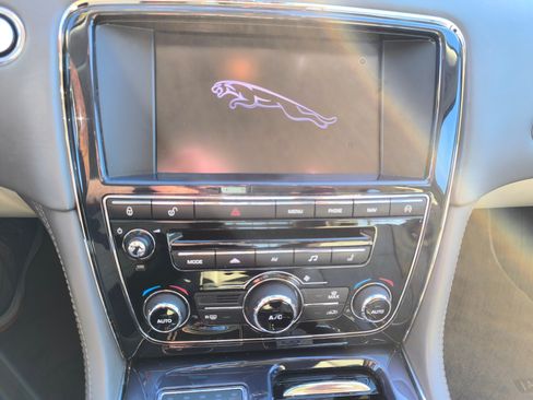 Used 2013 Jaguar XJ image 2