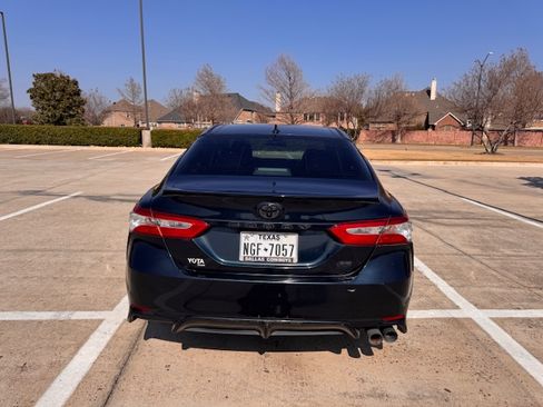 Used 2020 Toyota Camry SE image 2