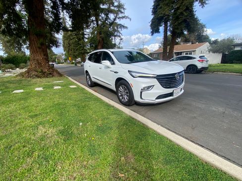Used 2022 Buick Enclave Essence image 2