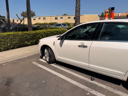 Used 2012 Lincoln MKZ image 1