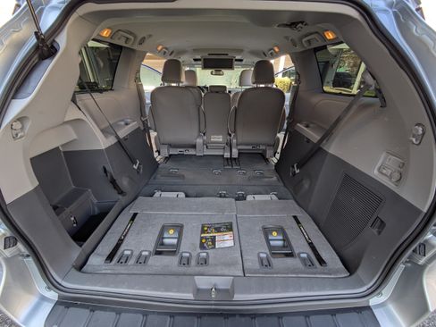 Used 2020 Toyota Sienna XLE Premium image 11