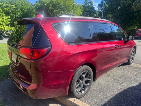 Used 2020 Chrysler Pacifica Touring-L Plus FWD image 4