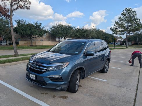 Used 2017 Honda Pilot Touring image 2