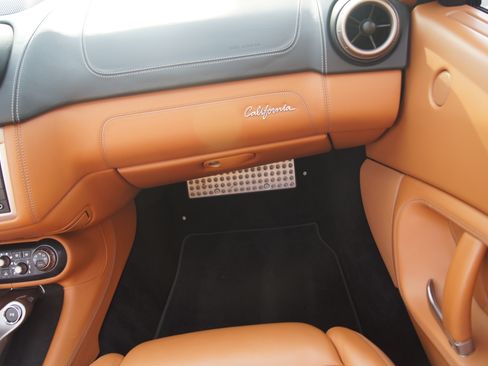 Used 2013 Ferrari California image 31