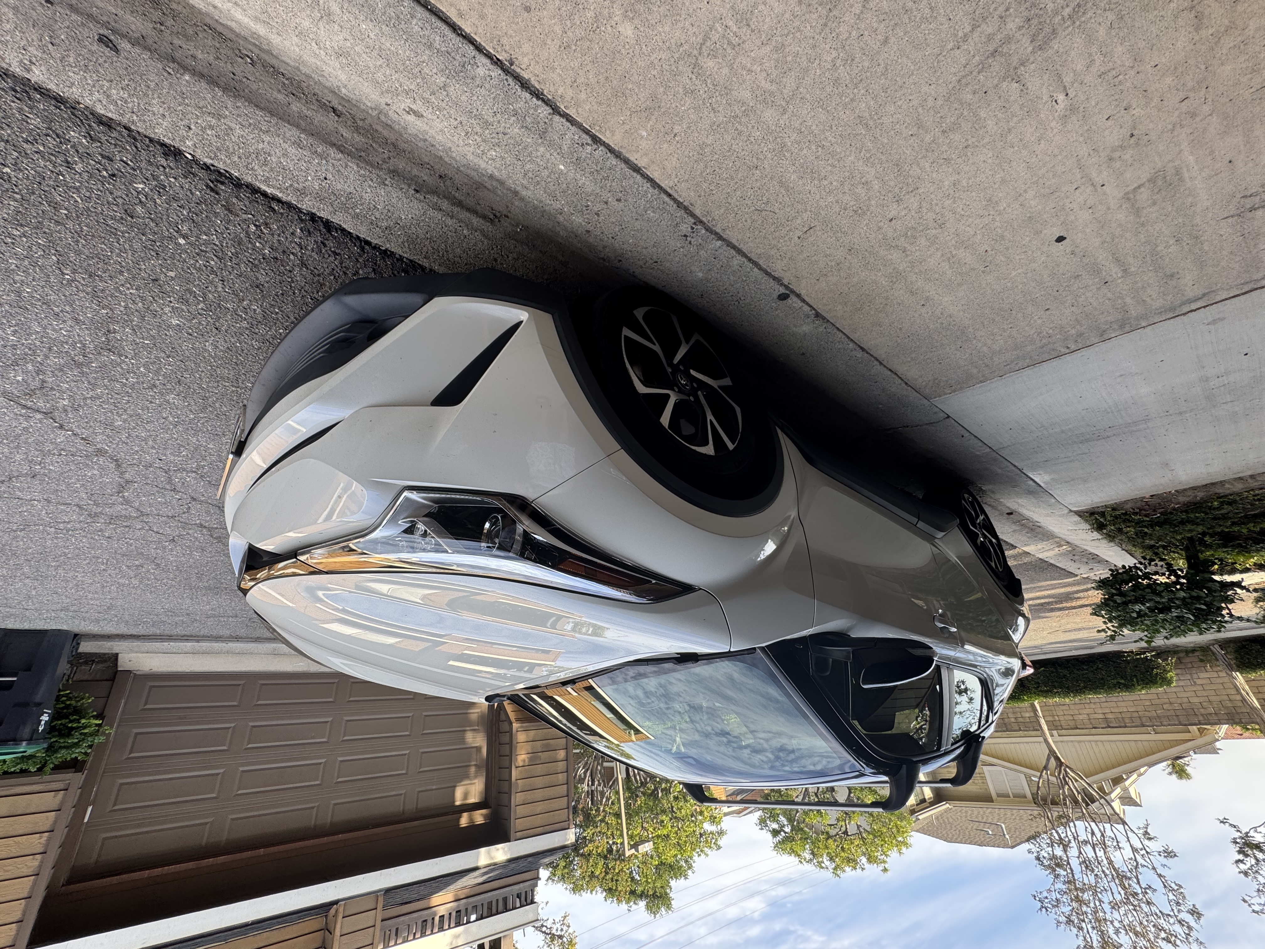 Used 2019 Toyota C-HR XLE FWD image 2