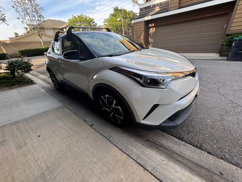 Used 2019 Toyota C-HR XLE FWD image 2