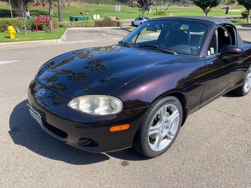 Used 2005 MAZDA MX-5 Miata w/ Convenience Pkg image 1