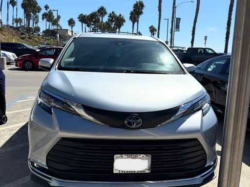 Used 2021 Toyota Sienna XLE w/ XLE Plus Package image 1