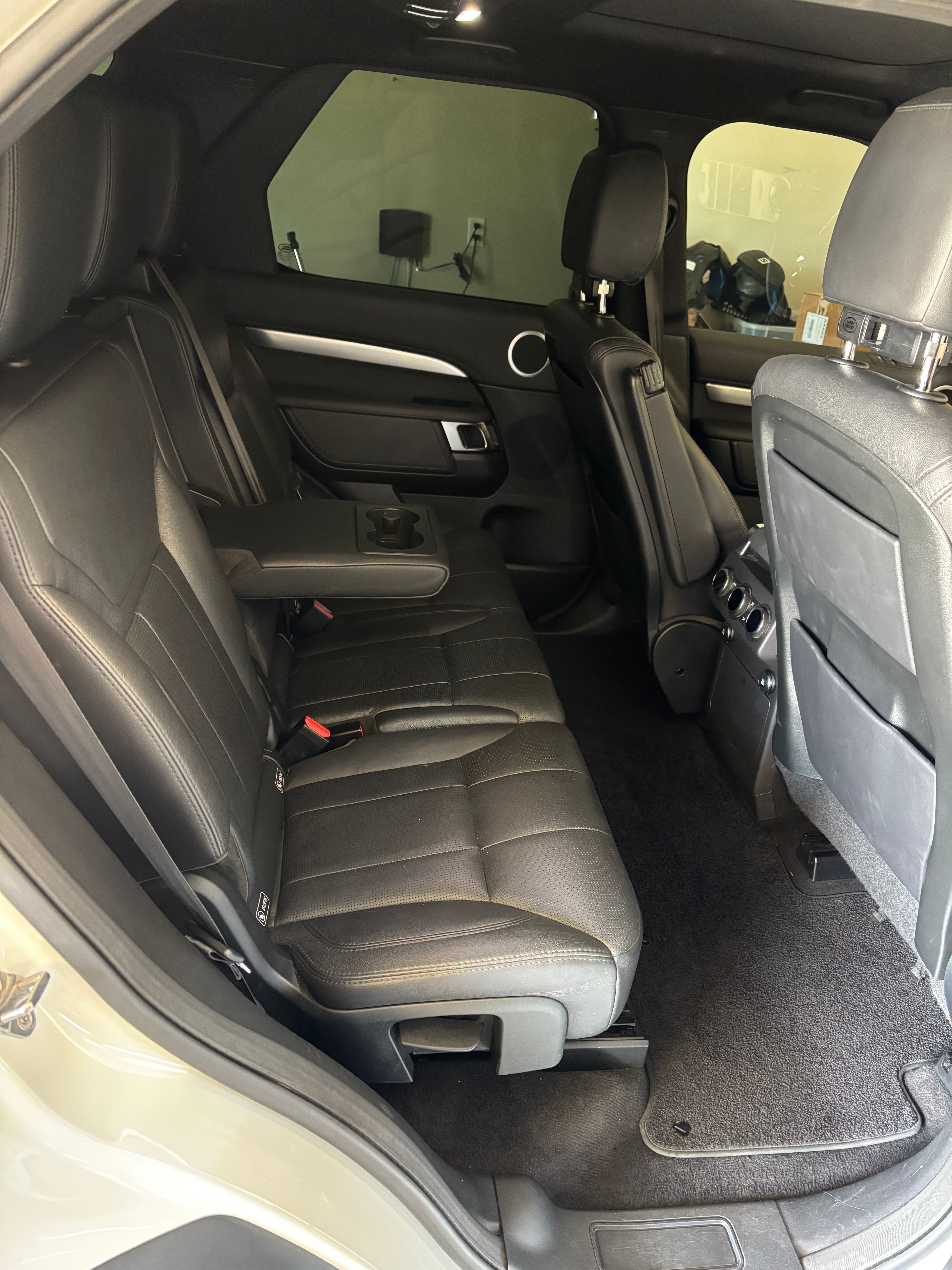 Used 2020 Land Rover Discovery Landmark AWD/4WD image 10