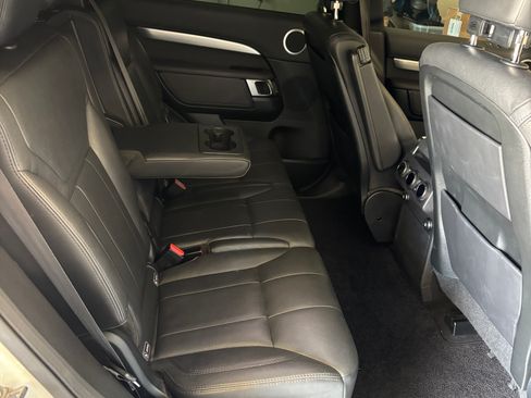 Used 2020 Land Rover Discovery Landmark AWD/4WD image 10