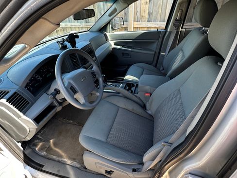 Used 2005 Jeep Grand Cherokee Laredo w/ Cargo Convenience Group AWD/4WD image 11
