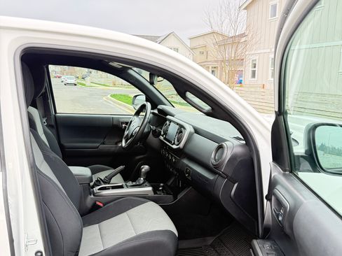 Used 2022 Toyota Tacoma TRD Sport image 5