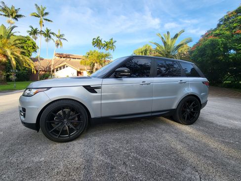 Used 2017 Land Rover Range Rover Sport SE image 1