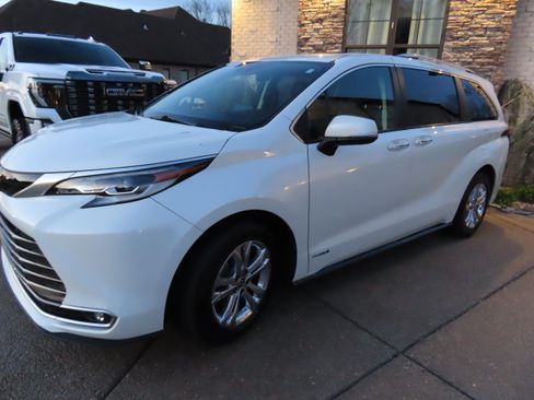 Used 2021 Toyota Sienna Platinum image 2