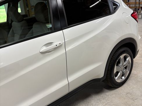 Used 2017 Honda HR-V EX image 2