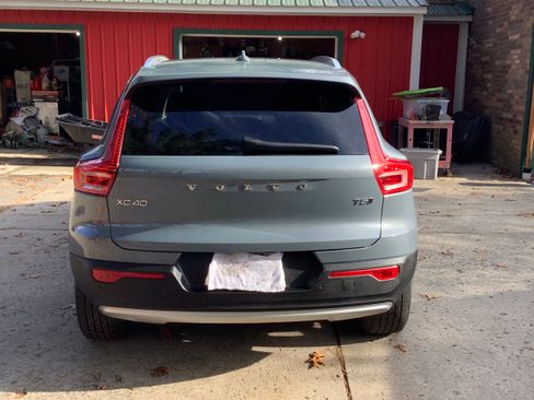 Used 2021 Volvo XC40 T5 Momentum image 4