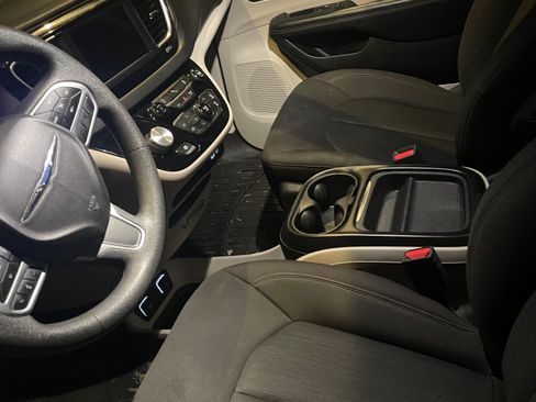 Used 2018 Chrysler Pacifica Touring Plus image 1