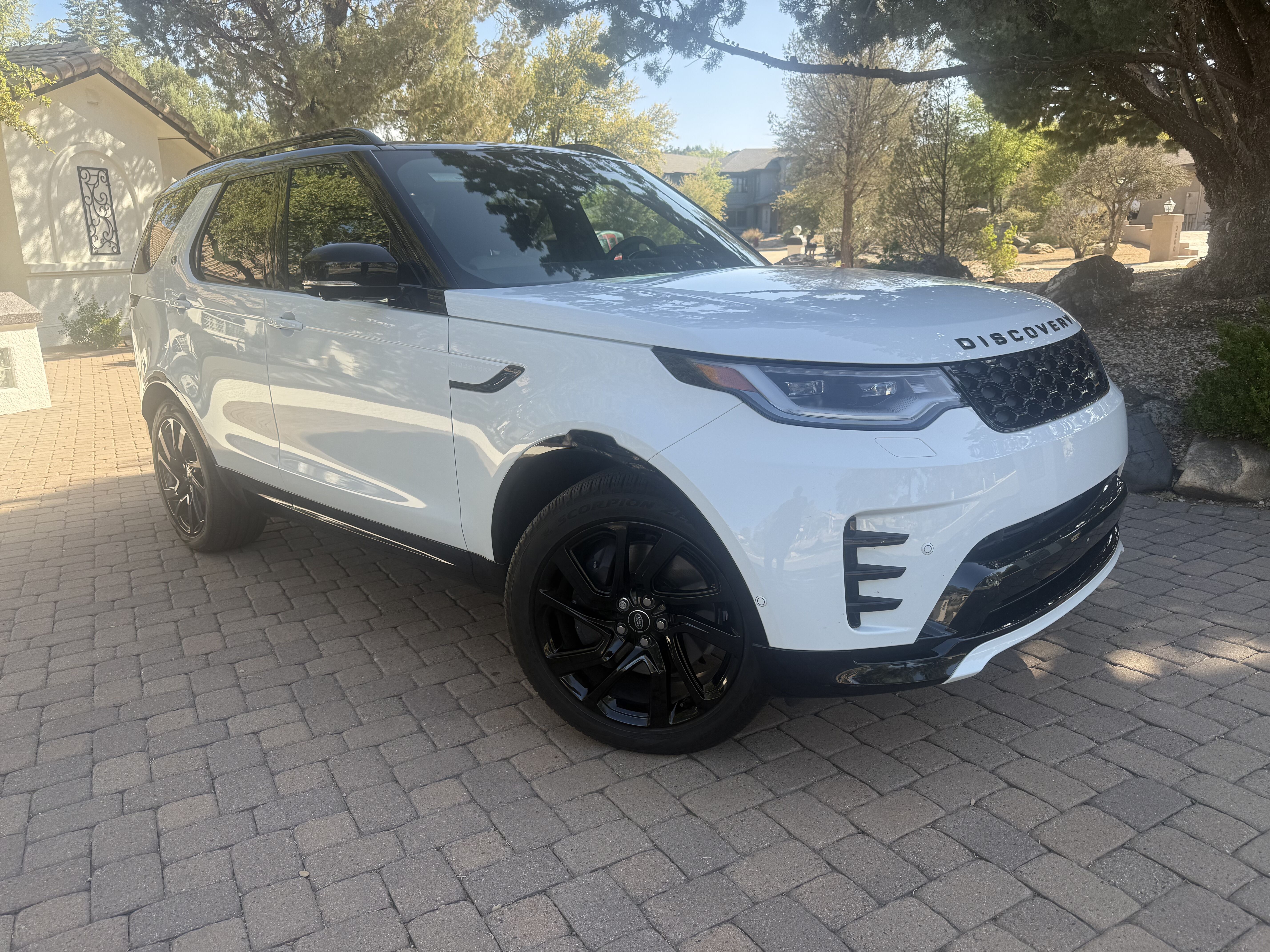 Used 2024 Land Rover Discovery Dynamic SE AWD/4WD image 4