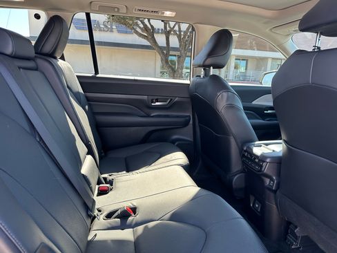 Used 2024 Toyota Grand Highlander AWD image 23