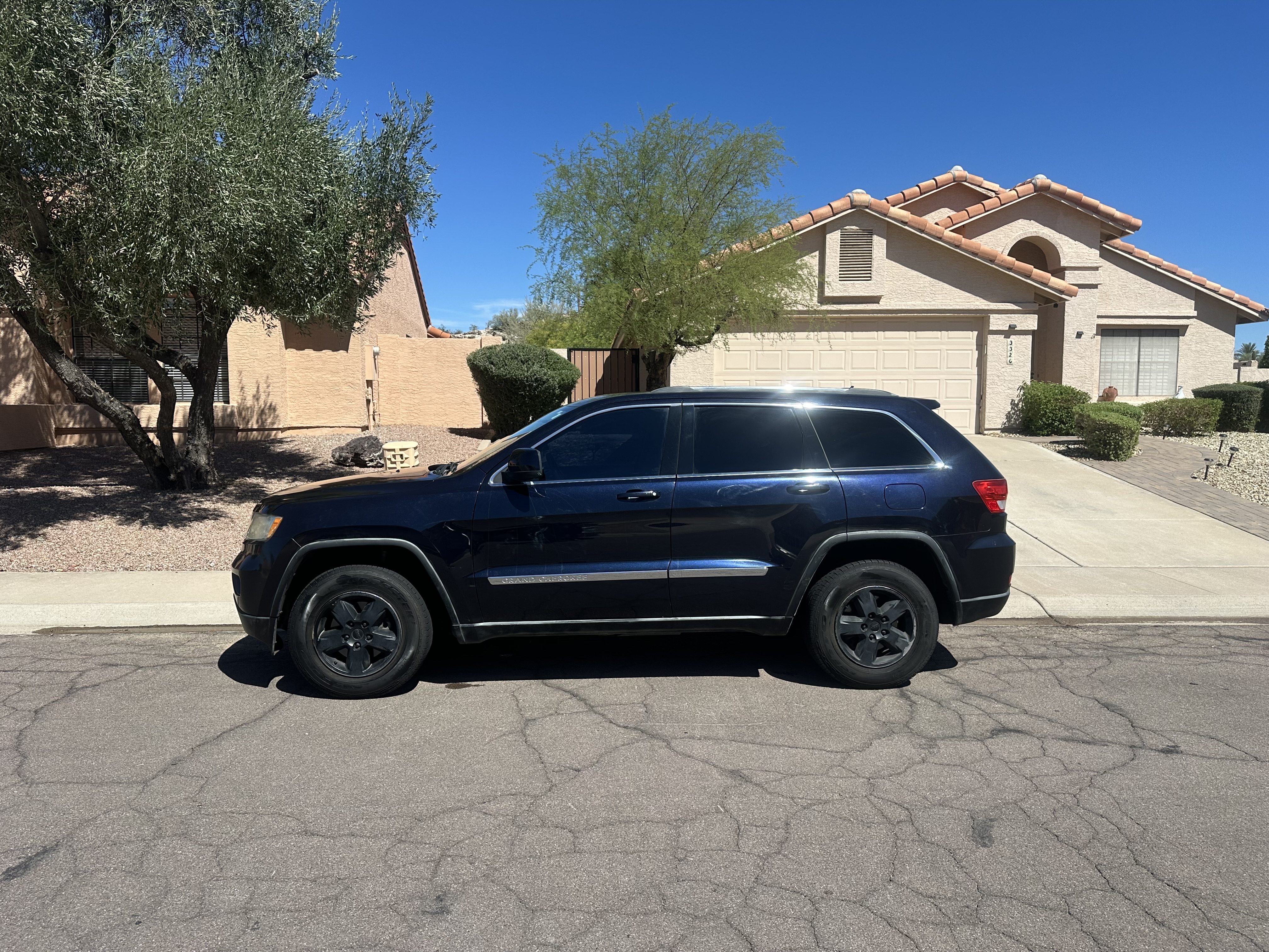 Used 2011 Jeep Grand Cherokee Laredo RWD image 1