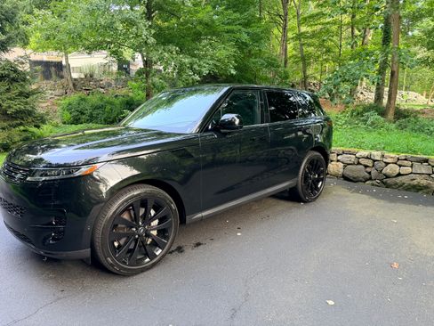 Used 2025 Land Rover Range Rover Sport SE AWD/4WD image 8