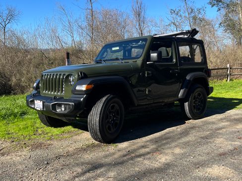 Used 2022 Jeep Wrangler Sport image 9