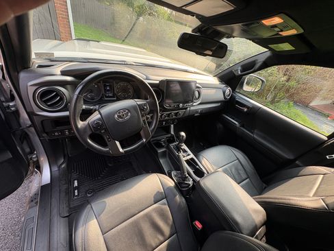 Used 2018 Toyota Tacoma TRD Sport AWD/4WD image 18
