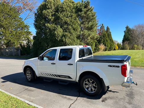 Used 2021 Nissan Frontier SV image 1