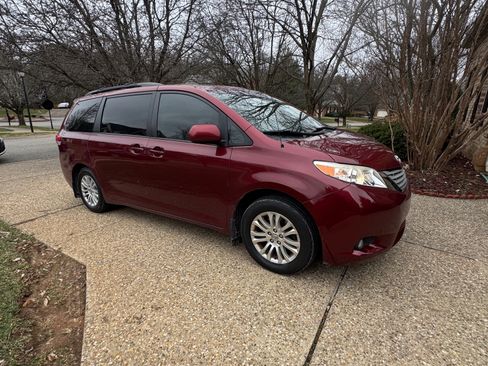 Used 2011 Toyota Sienna XLE image 18