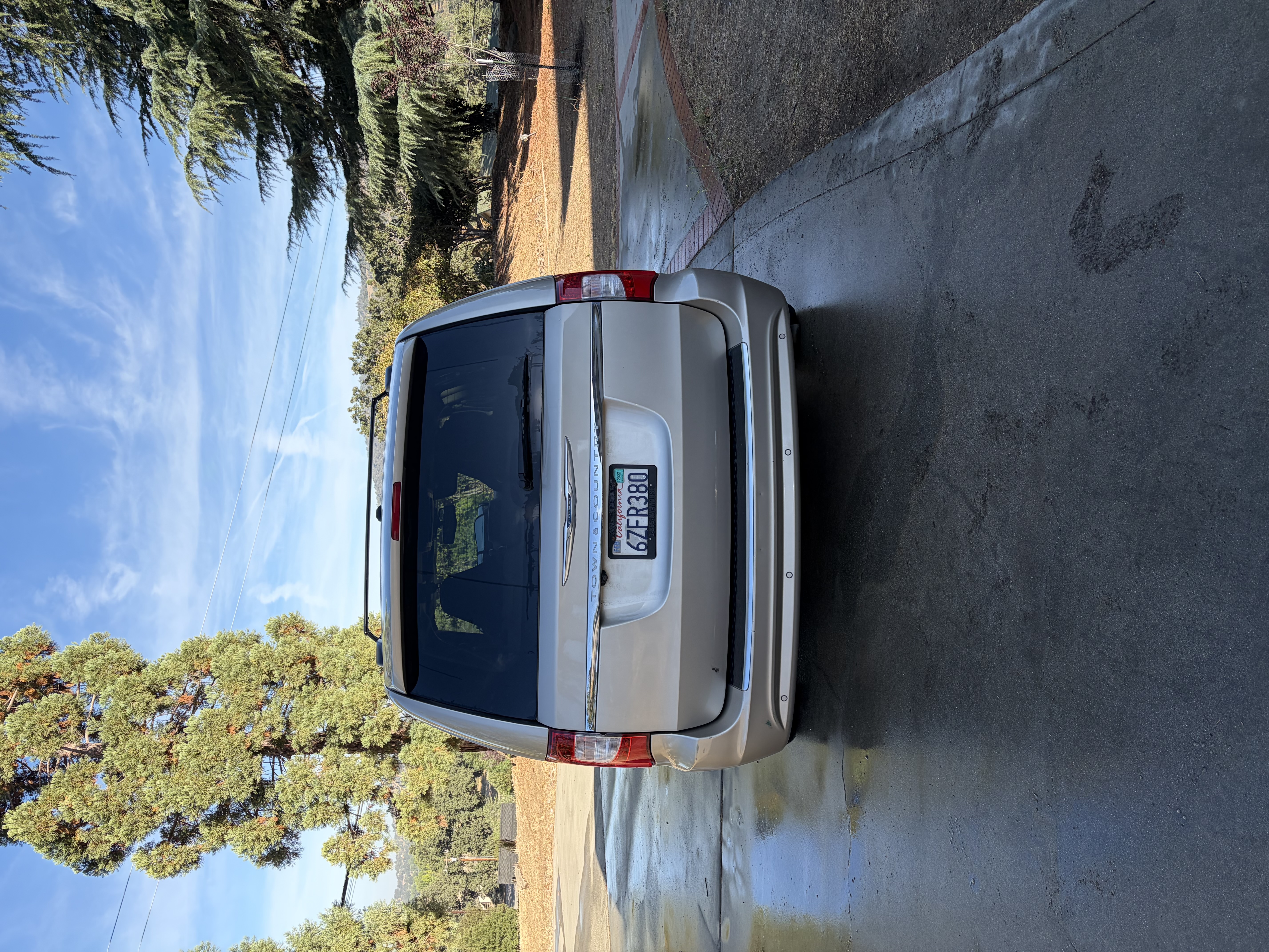 Used 2013 Chrysler Town & Country Touring-L w/ Entertainment Group #2 FWD image 9