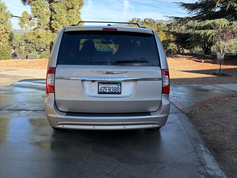 Used 2013 Chrysler Town & Country Touring-L w/ Entertainment Group #2 FWD image 9